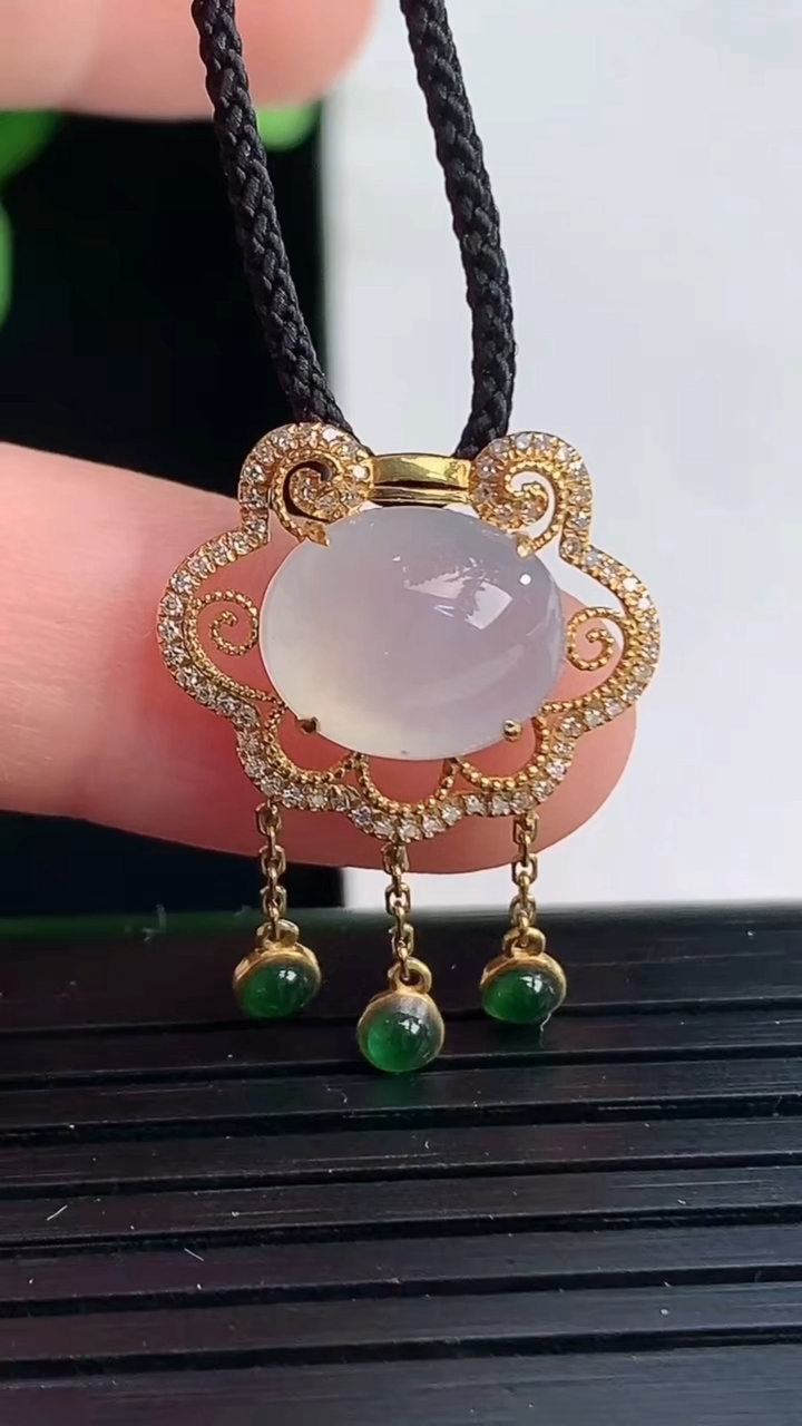 天然A货翡翠蛋面吊坠尺寸14.3-18-7.7裸石8.8-11重量:2.00g
4月7日