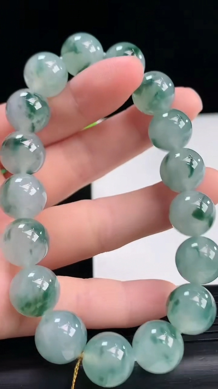 天然A货翡翠种飘花圆珠手串尺寸11.8-17颗重量:51.08g4月7日
工厂直销收藏佳品,种好水足，色泽均匀，有种有色，上手高大气！