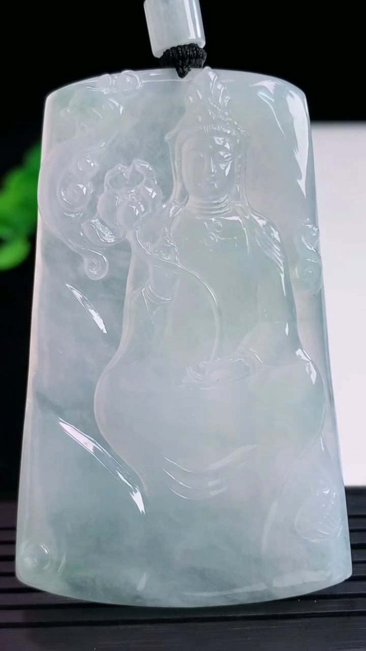 天然A货翡翠大势至菩萨吊坠尺寸666-42.3-5.3重量:39.26g
4月7日