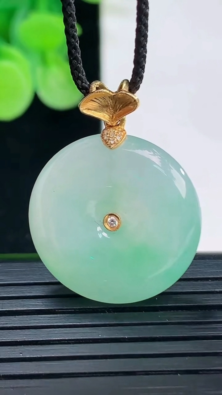 天然A货翡翠平安扣吊坠尺寸22.2-5.2重量:6.55g
4月7日