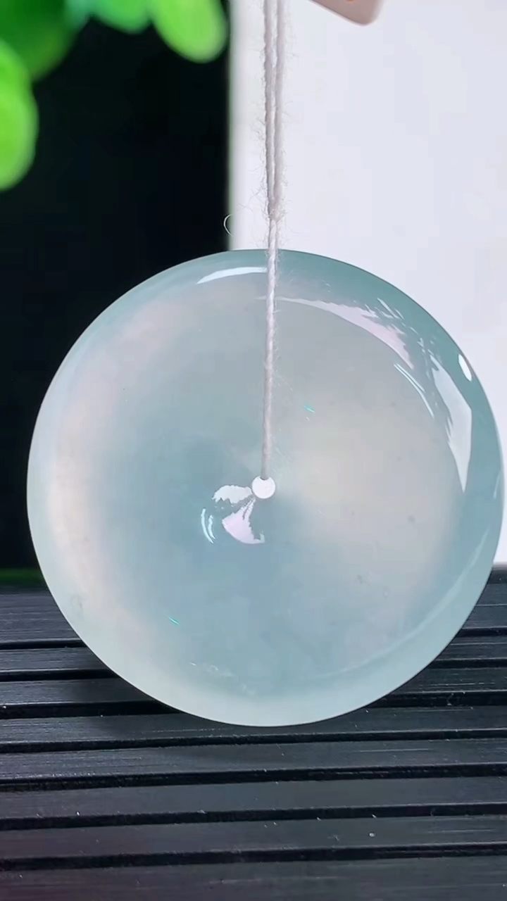 天然A货翡翠平安扣吊坠尺寸27.8-5.7重量:9.38g
4月7日