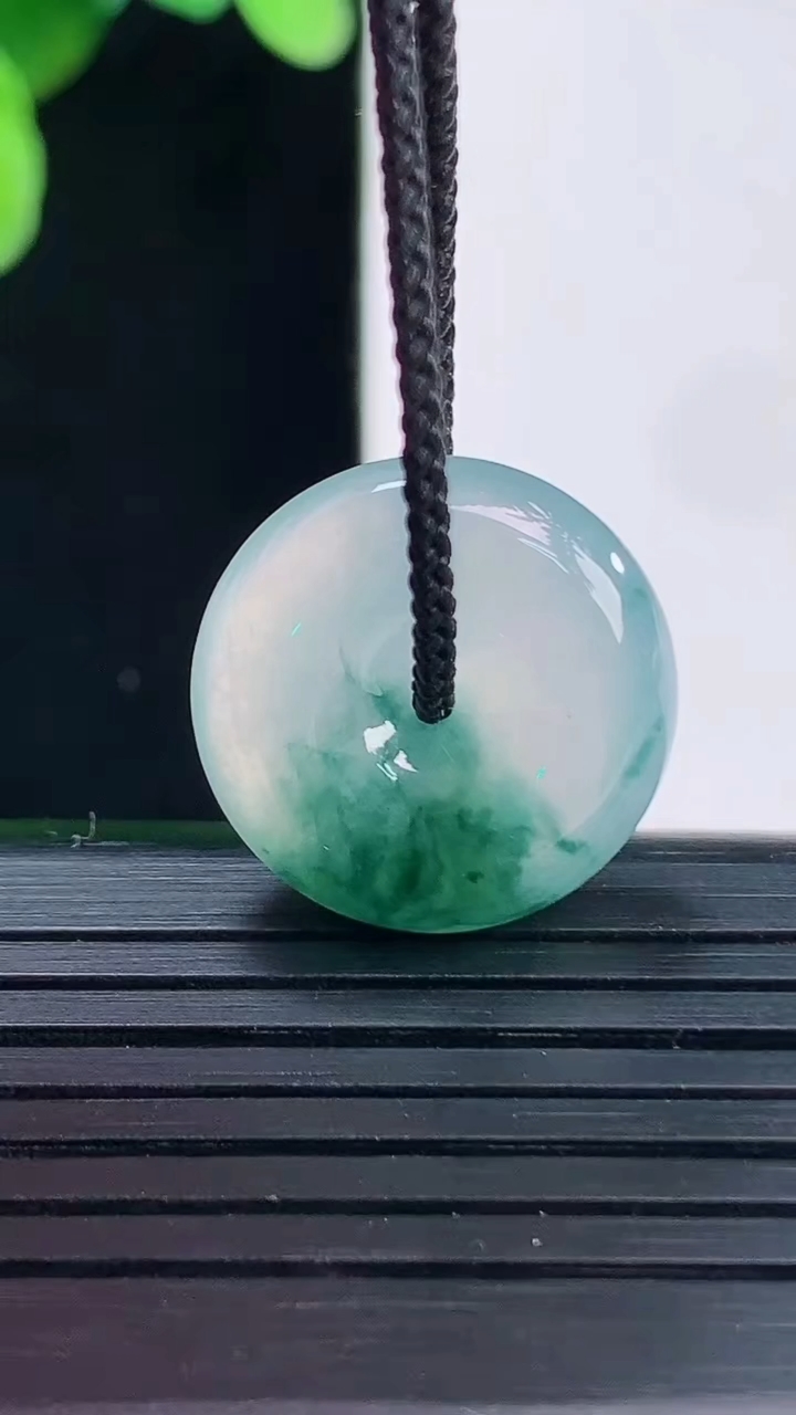 天然A货翡翠冰种飘花平安扣吊坠尺寸18.6-5.5重量:4.14g
4月7日