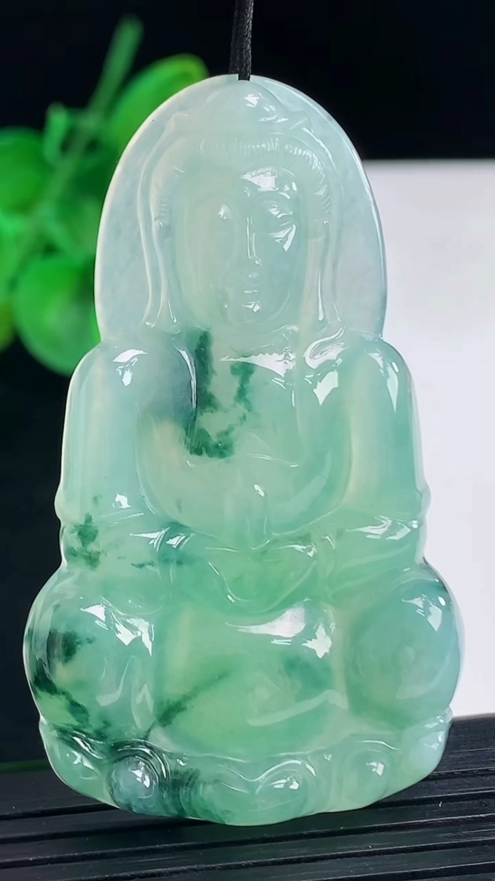 天然A货翡翠飘花观音菩萨吊坠尺寸59.5-35.7-6.1重量:22.12g
4月7日