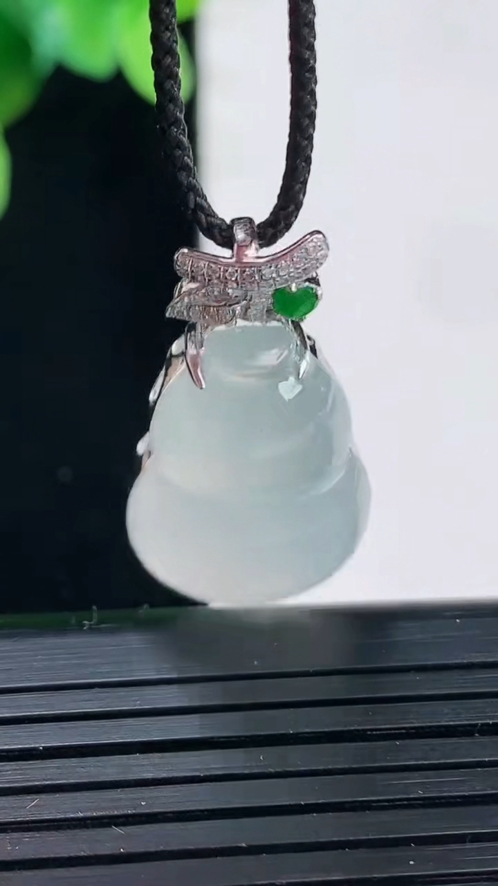 天然A货翡翠种白冰葫芦吊坠尺寸28.5-23.2-15.7-9.8重量:4.67g
4月7日