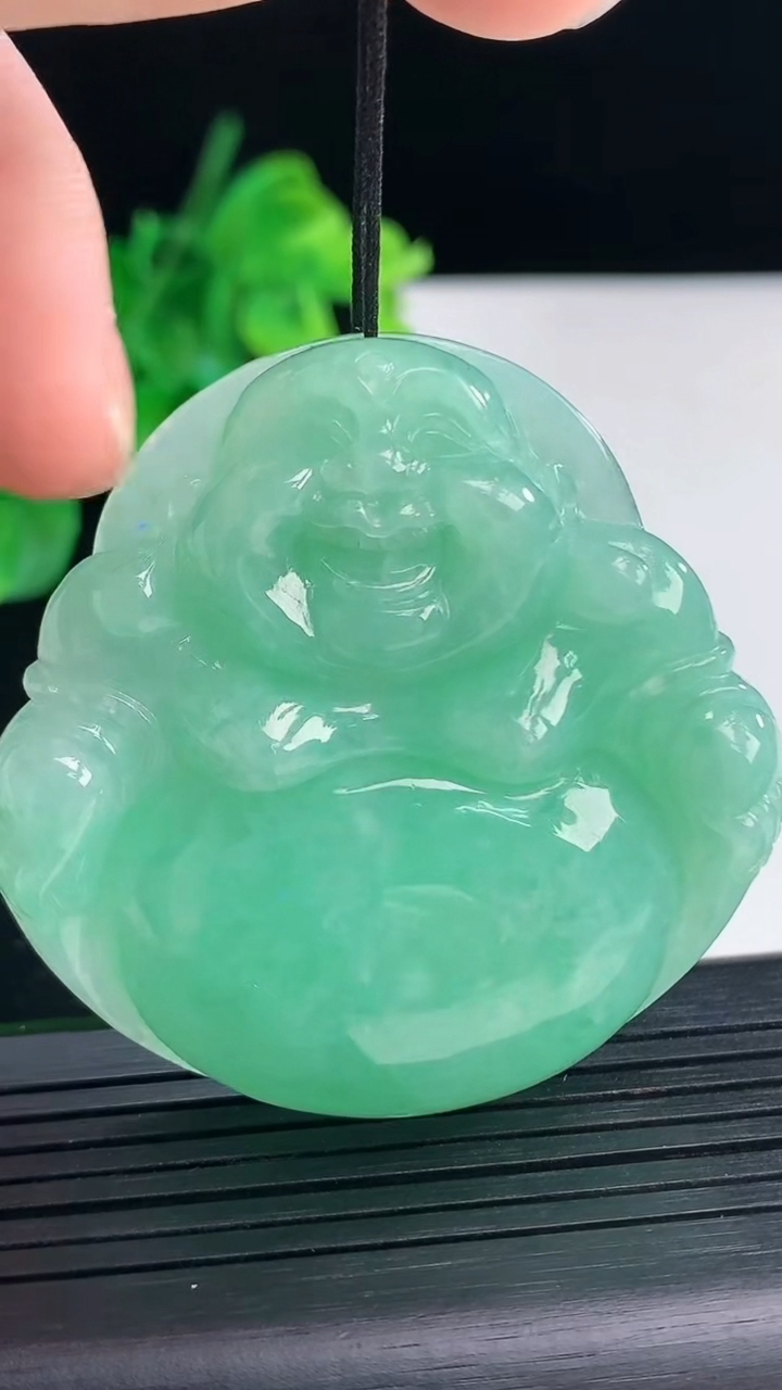 天然A货翡翠佛公吊坠尺寸50.4-51-11.4重量:48.39g
4月7日