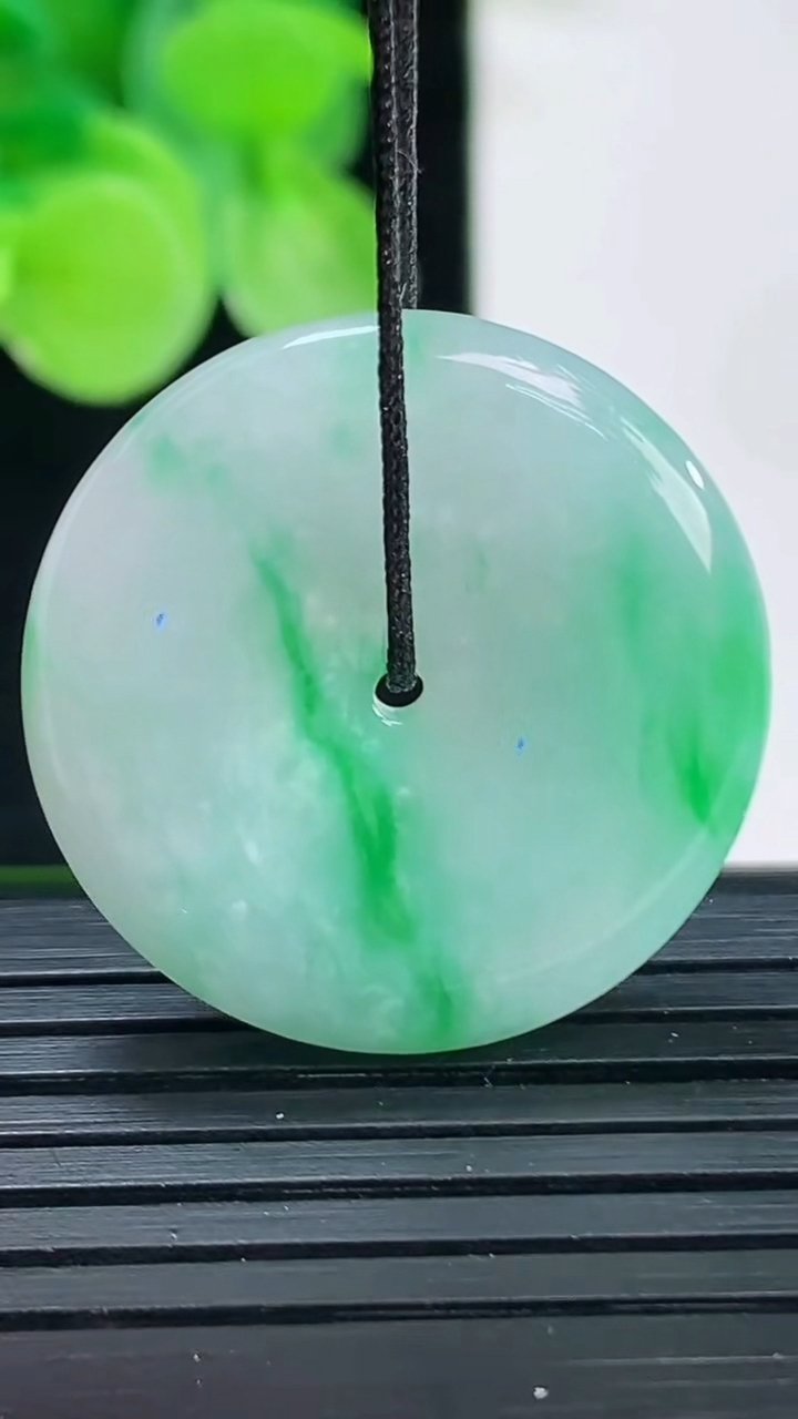 天然A货翡翠平安扣吊坠尺寸25.3-5重量:7.40g
4月7日