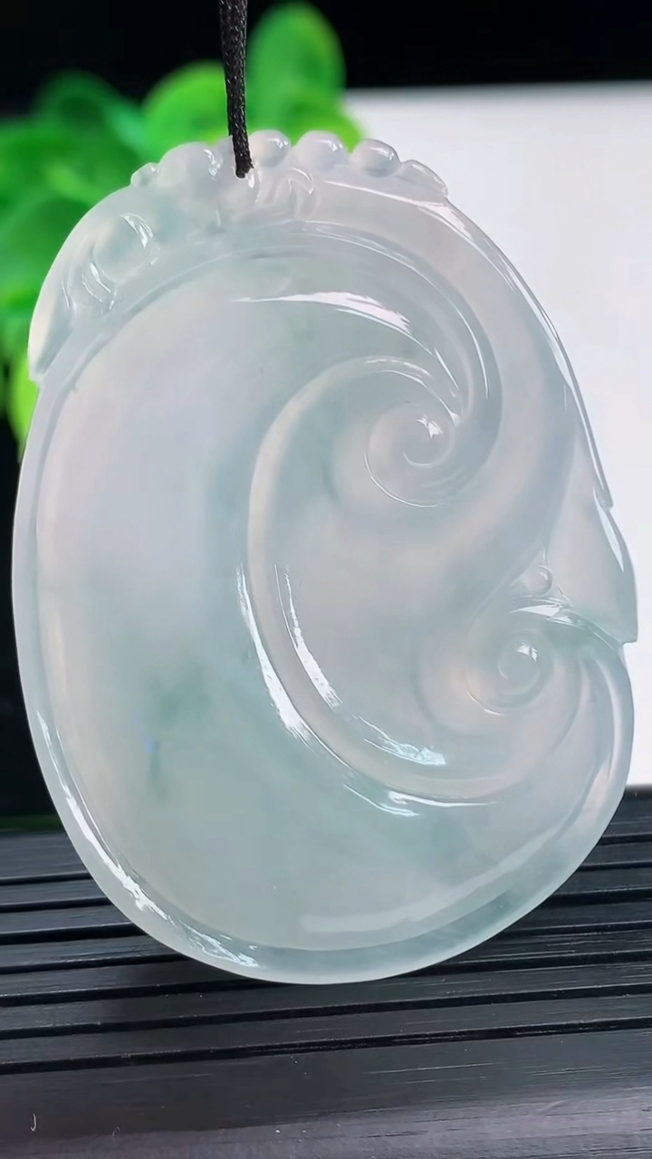 天然A货翡翠飘花如意吊坠尺寸53.7-38.8-5.7重量:23.25g
4月7日