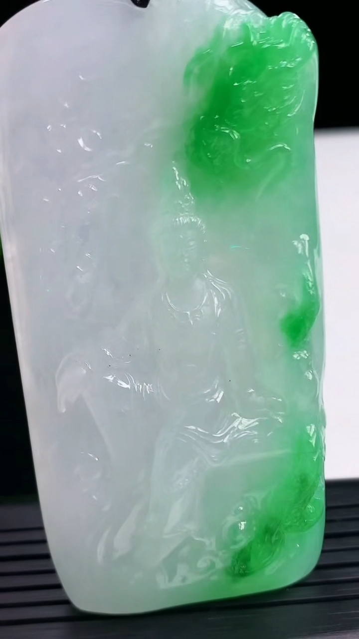 天然A货翡翠祥龙观音菩萨吊坠尺寸74.2-36.5-10.4重量:74.26g
4月7日