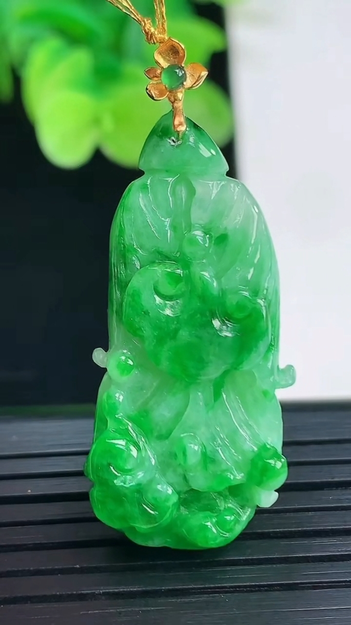 天然A货翡翠白菜吊坠尺寸41.2-16.9-7.1重量:7.11g
4月7日