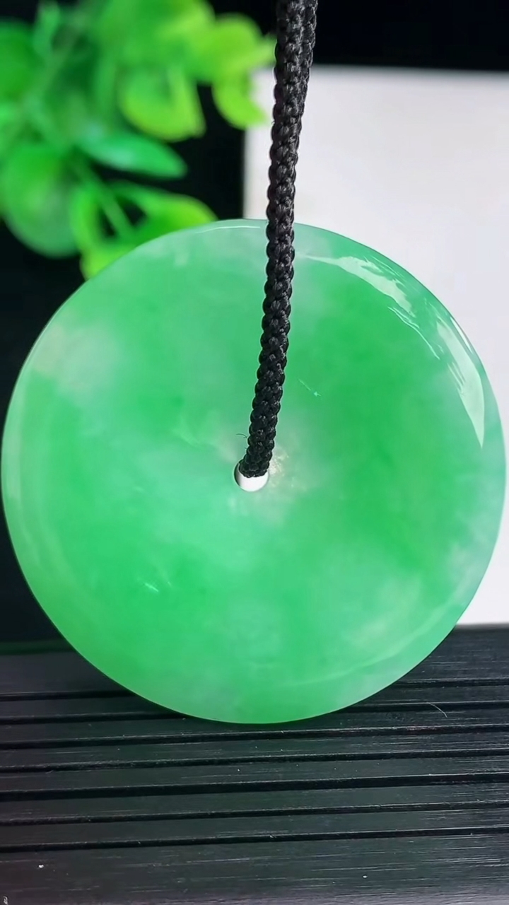 天然A货翡翠平安扣吊坠尺寸41.6-5.7重量:21.77g
4月7日