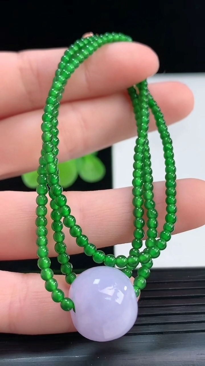 天然A货翡翠小米珠项链尺寸12.4-14.5-2.7重量:12.75g4月7日
工厂直销收藏佳品,种
