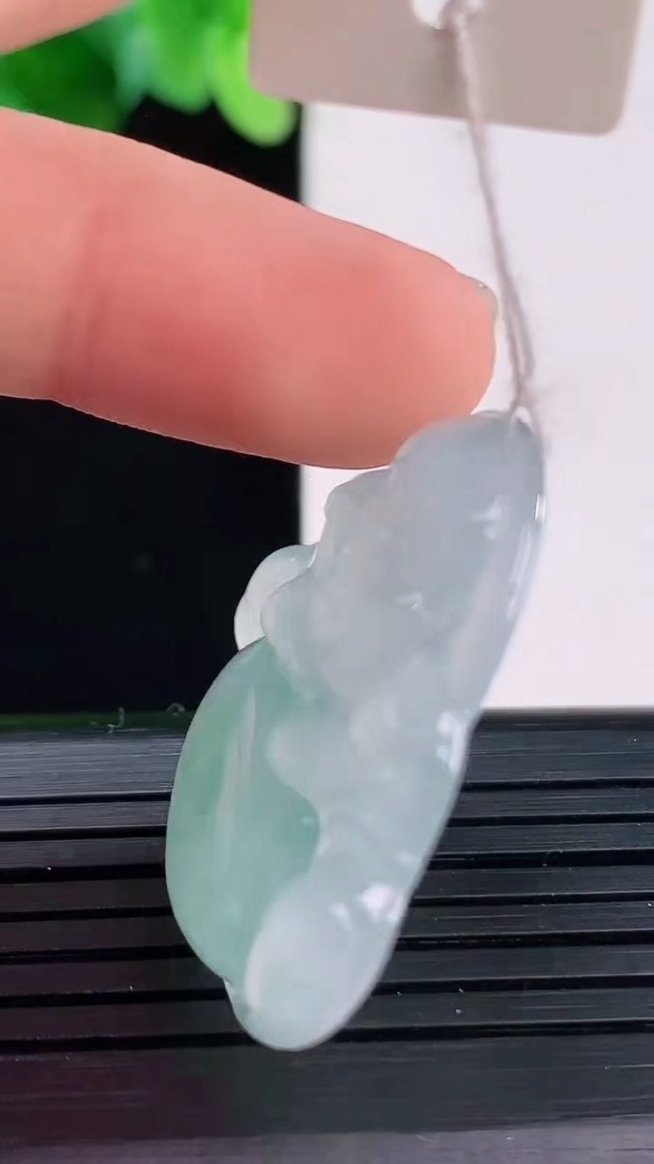 天然A货翡翠佛公吊坠尺寸30.4-32.8-5.7重量:9.29g
4月7日