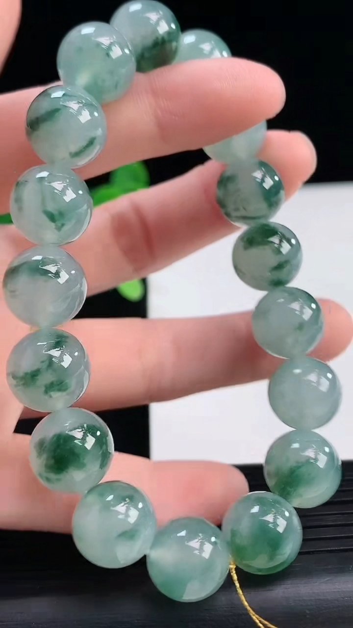 天然A货翡翠种飘花圆珠手串尺寸11.8-17颗重量:51.08g4月7日
工厂直销收藏佳品,种好水足，色泽均匀，有种有色，上手高大气！