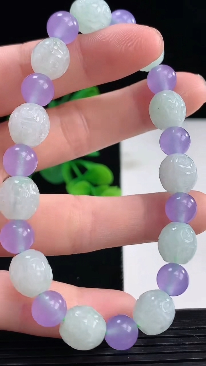 天然A货翡翠雕花路路通手串尺寸9.9-9.5重量:26.25g4月7日
工厂直销收藏佳品,种好水足，色泽均匀，有种有色，上手高大气！