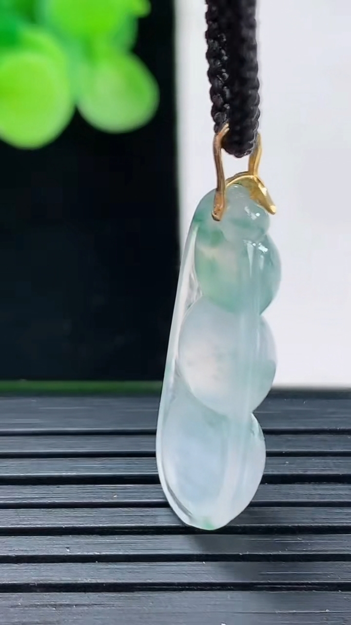 天然A货翡翠种飘花福豆吊坠尺寸31.7-10-5.8重量:2.92g
4月7日