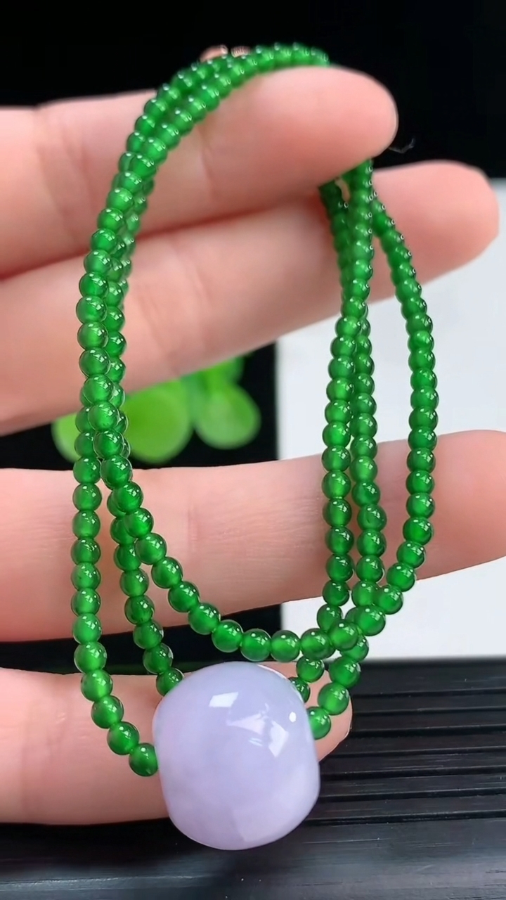 天然A货翡翠小米珠项链尺寸12.4-14.5-2.7重量:12.75g4月7日
工厂直销收藏佳品,种好水足，色泽均匀，有种有色，上手高大气！