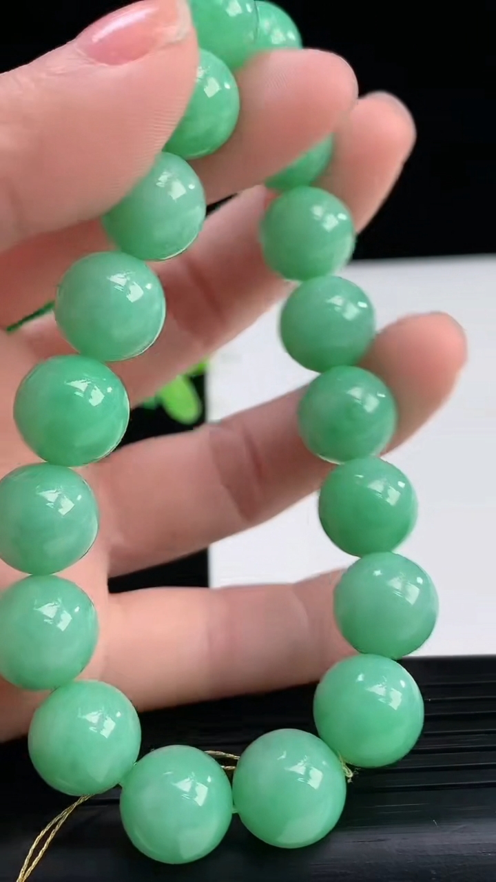 天然A货翡翠圆珠手串尺寸11.2-18颗重量:48.90g4月7日
工厂直销收藏佳品,种好水足，色泽均匀，有种有色，上手高大气！