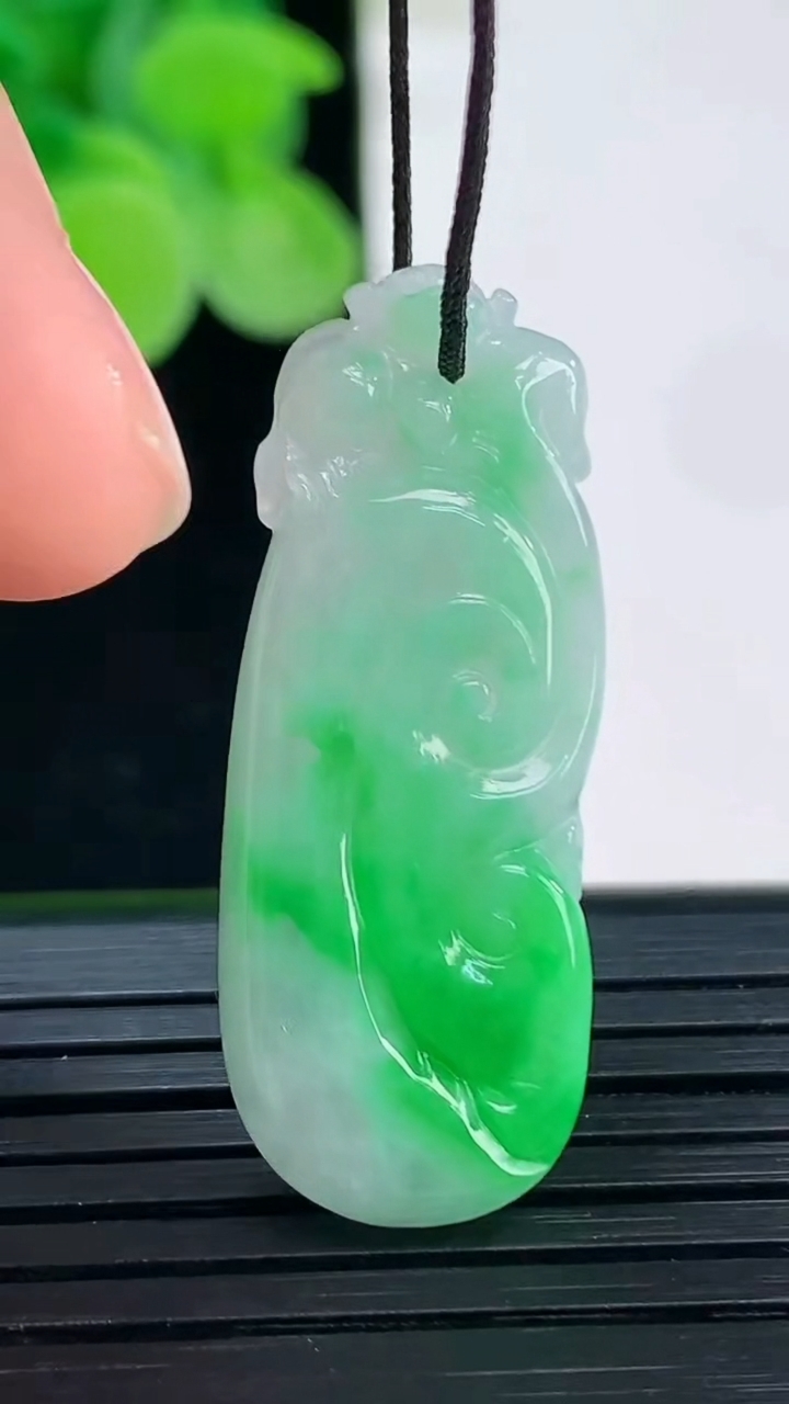 天然A货翡翠如意吊坠尺寸34.1-12.8-6重量:6.14g
4月7日