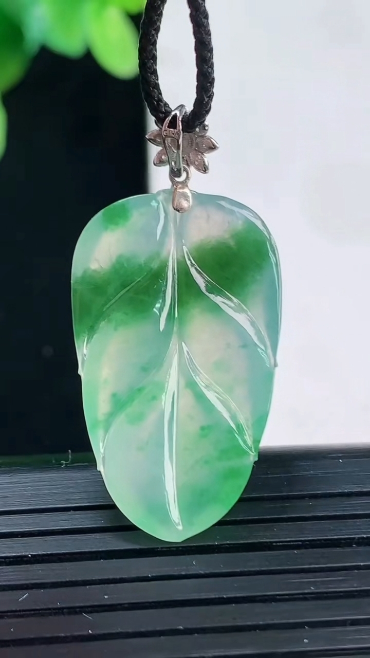 天然A货翡翠金枝玉叶 叶子吊坠尺寸29.2-17.5-3.9重量:4.12g
4月7日