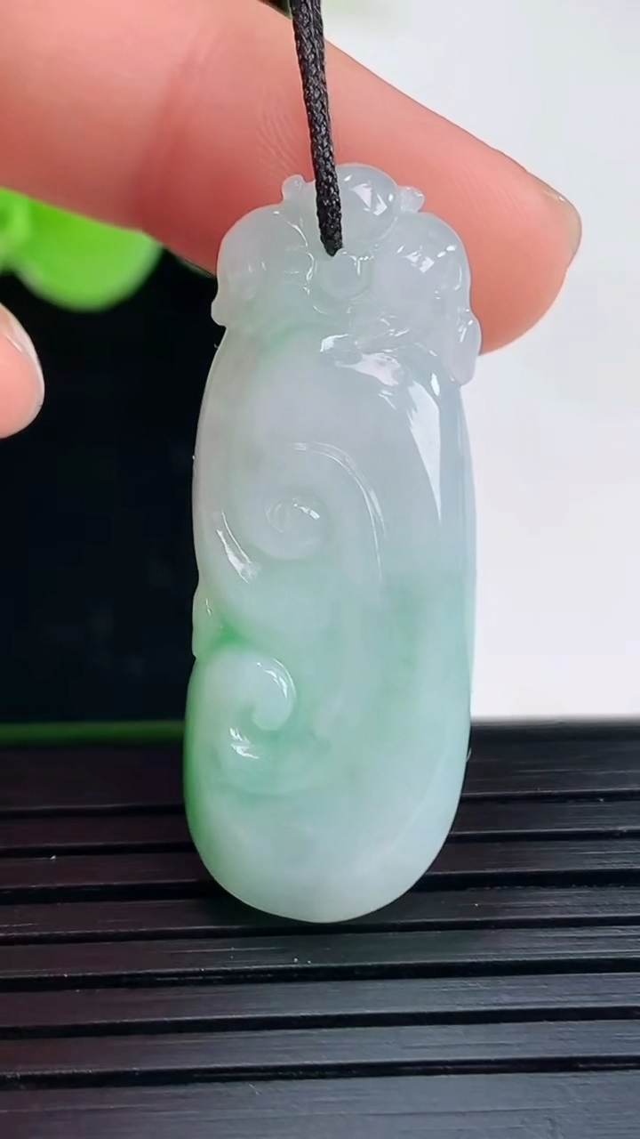 天然A货翡翠如意吊坠尺寸34.1-12.8-6重量:6.14g
4月7日