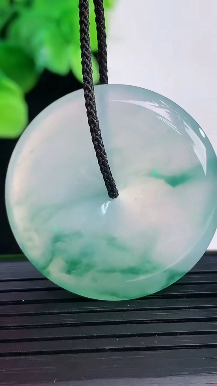 天然A货翡翠种飘花平安扣吊坠尺寸34.7-5.5重量:14.31g
4月7日