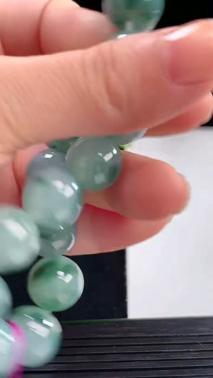 天然A货翡翠飘花圆珠手串尺寸12.3-16颗重量:52.11g4月7日
工厂直销收藏佳品,种好水足，色泽均匀，有种有色，上手高大气！