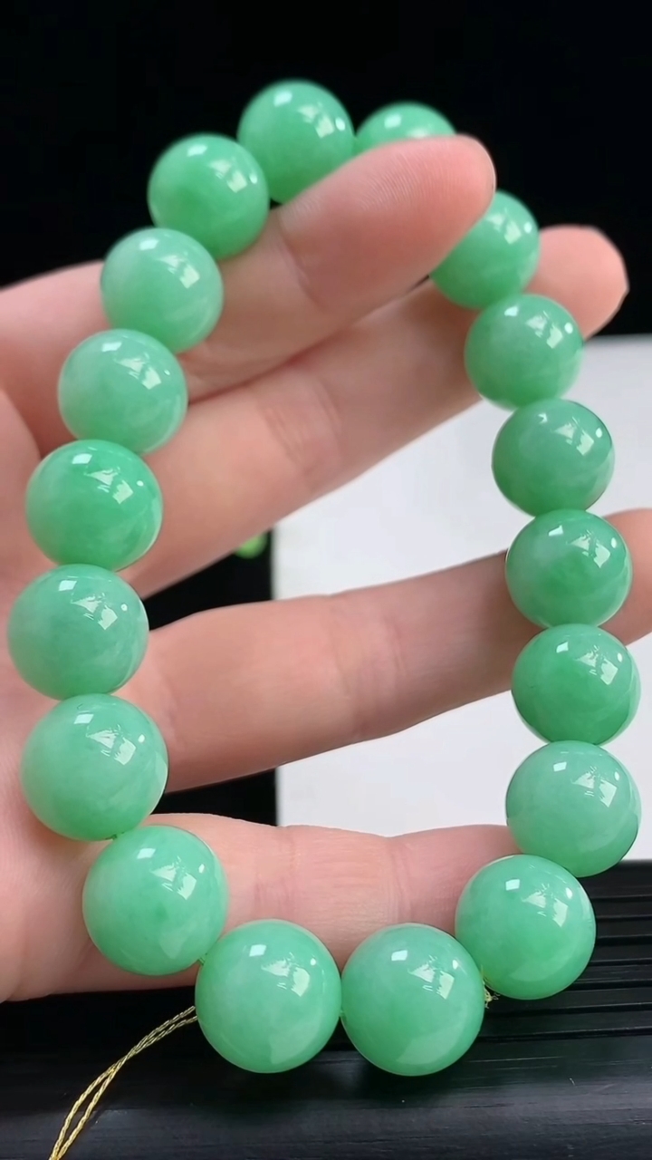 天然A货翡翠圆珠手串尺寸11.2-18颗重量:48.90g4月7日
工厂直销收藏佳品,种好水足，色泽