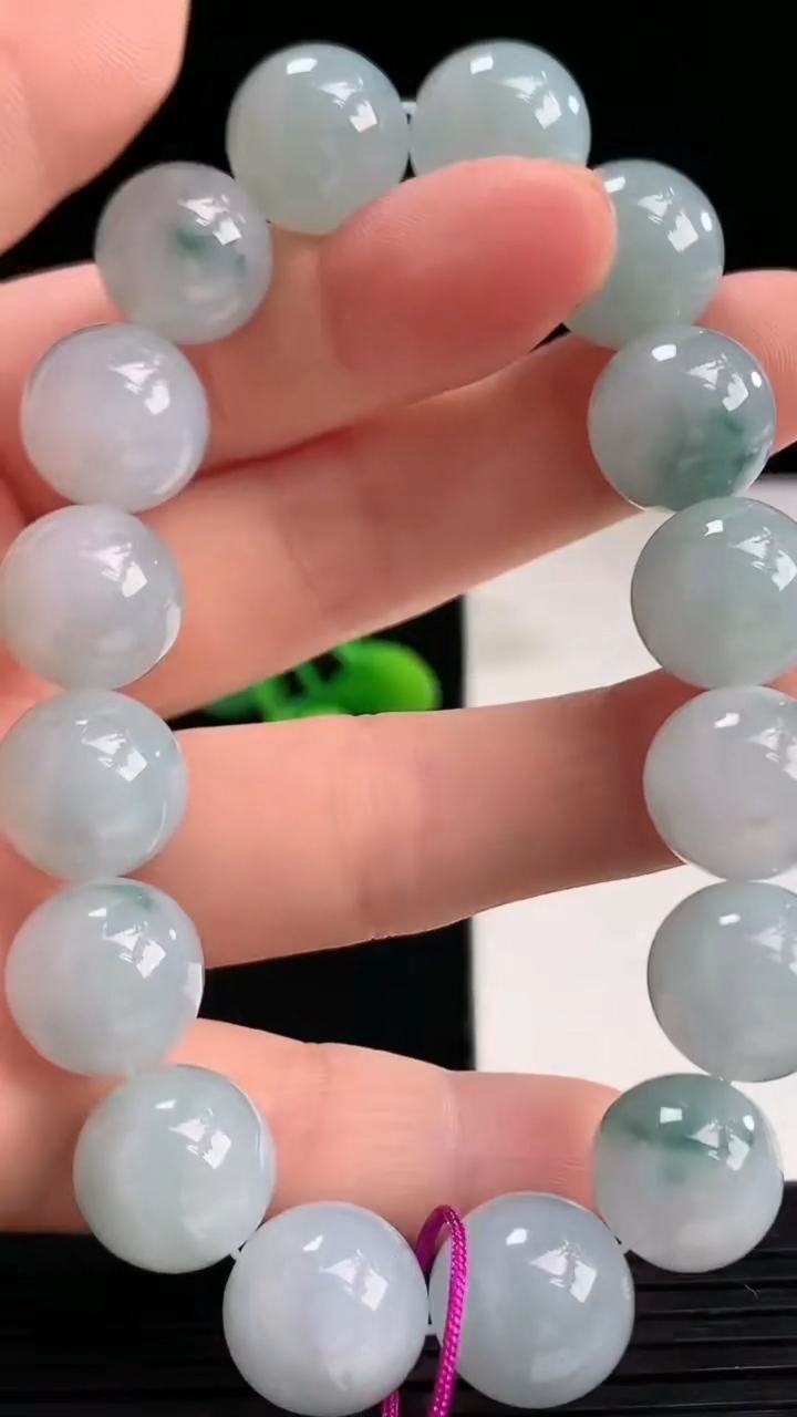 天然A货翡翠飘花圆珠手串尺寸12.3-16颗重量:52.06g4月7日
工厂直销收藏佳品,种好水足，色泽均匀，有种有色，上手高大气！