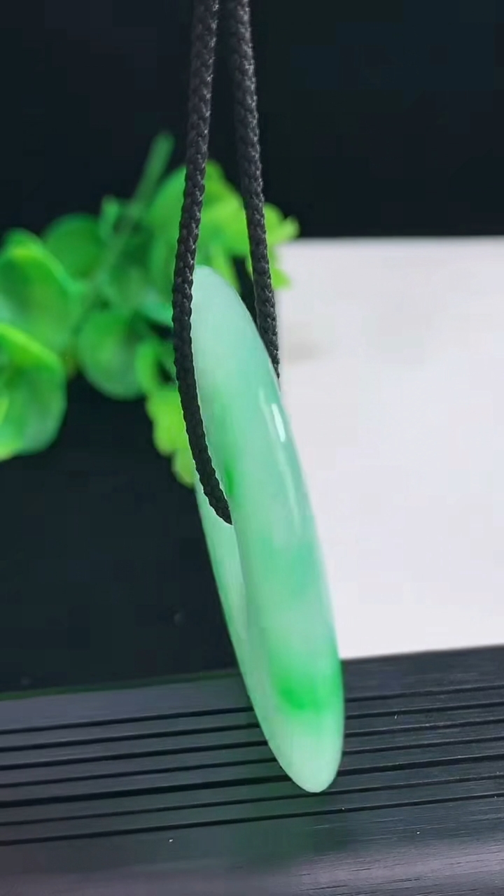 天然A货翡翠平安扣吊坠尺寸51.9-5.7重量:35.79g
4月7日