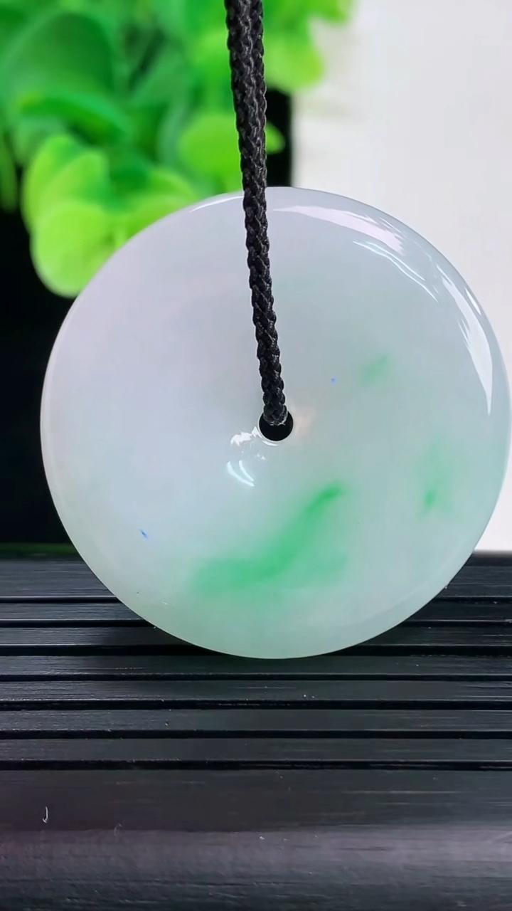 天然A货翡翠平安扣吊坠尺寸34.6-5.3重量:14.00g
4月7日