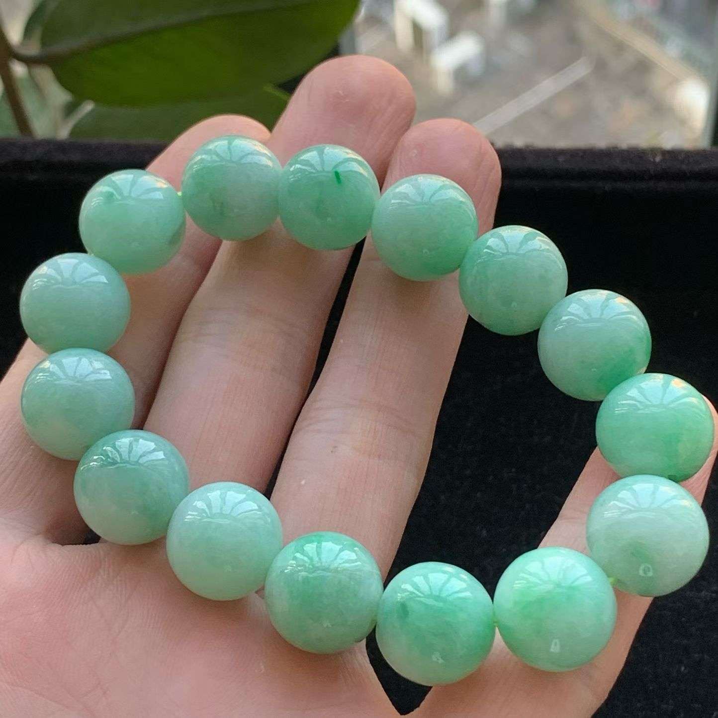 A货天然翡翠冰糯种满绿手串14颗重量71.59
4月7日