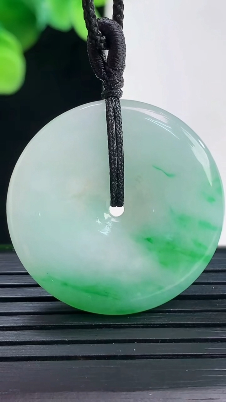 天然A货翡翠平安扣吊坠尺寸30.2-4.7重量:10.19g
4月7日