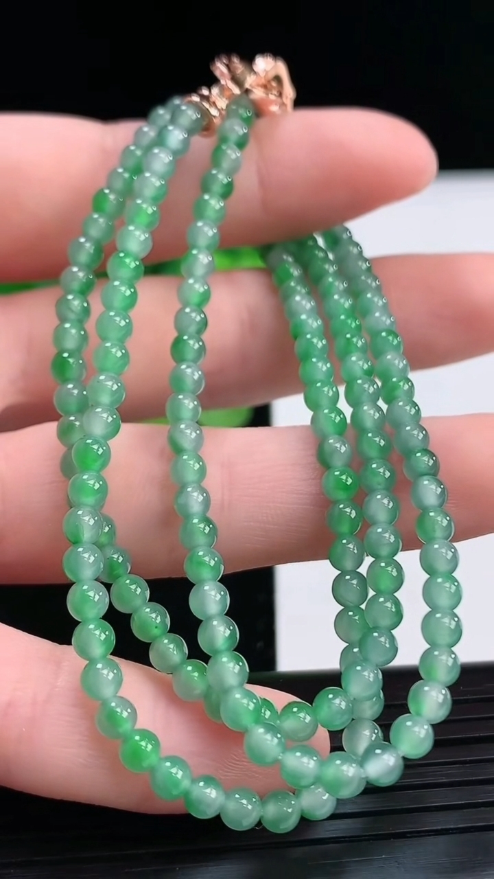 天然A货翡翠小米珠项链尺寸3.4重量:13.17g
4月7日