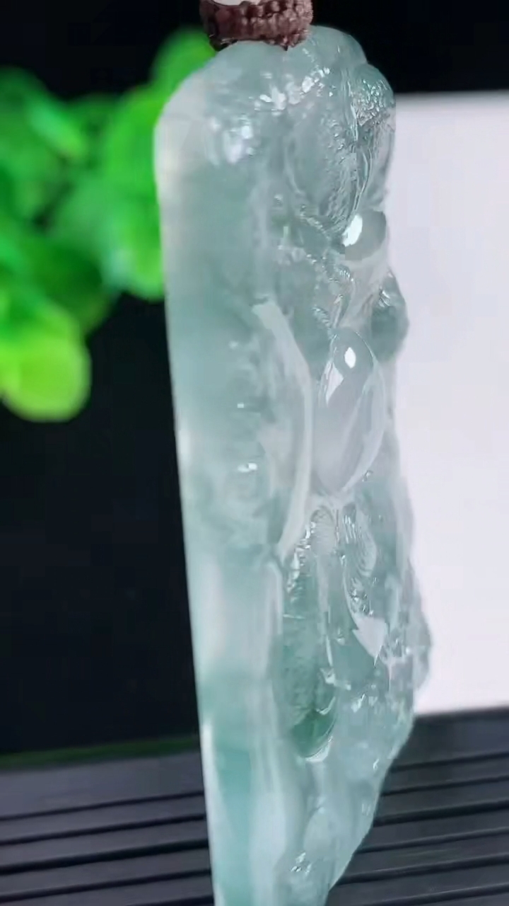 天然A货翡翠种飘花龙牌吊坠尺寸59.9-39.3-4.8重量:33.82g
4月7日