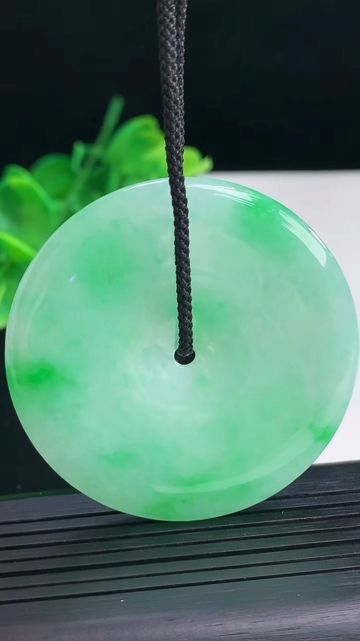 天然A货翡翠平安扣吊坠尺寸51.9-5.7重量:35.79g
4月7日