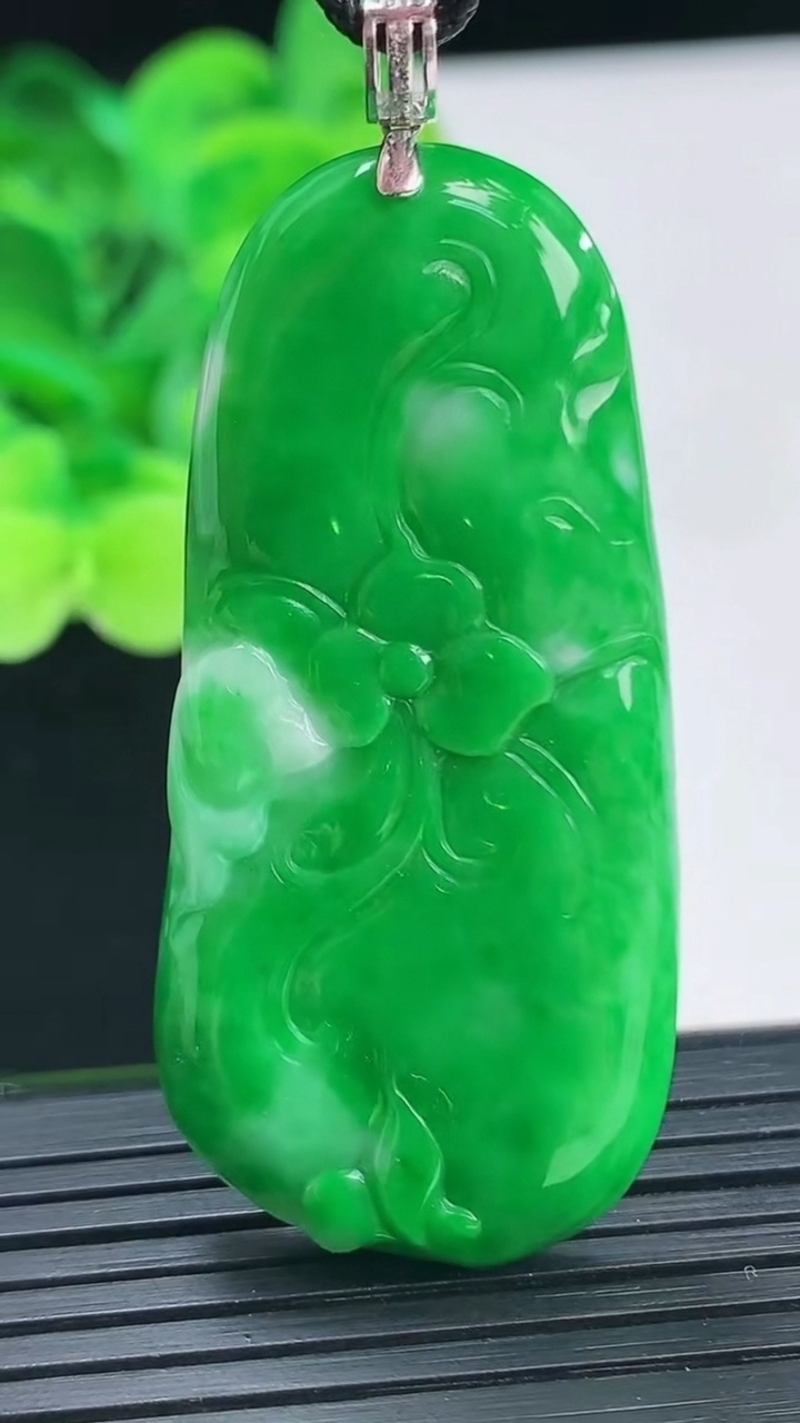 天然A货翡翠和和美美 荷花吊坠尺寸50-23.2-5重量:15.93g
4月7日