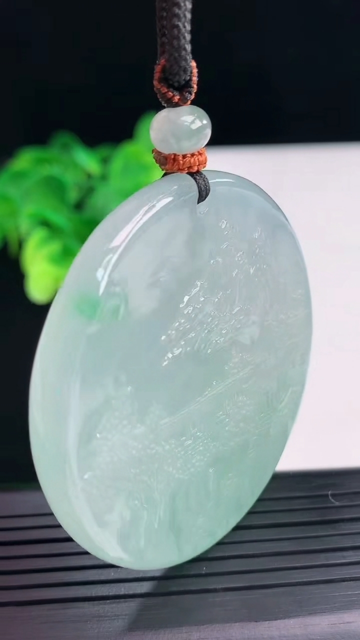 天然A货翡翠山水牌吊坠尺寸54.4-5.5重量:44.21g
4月7日
