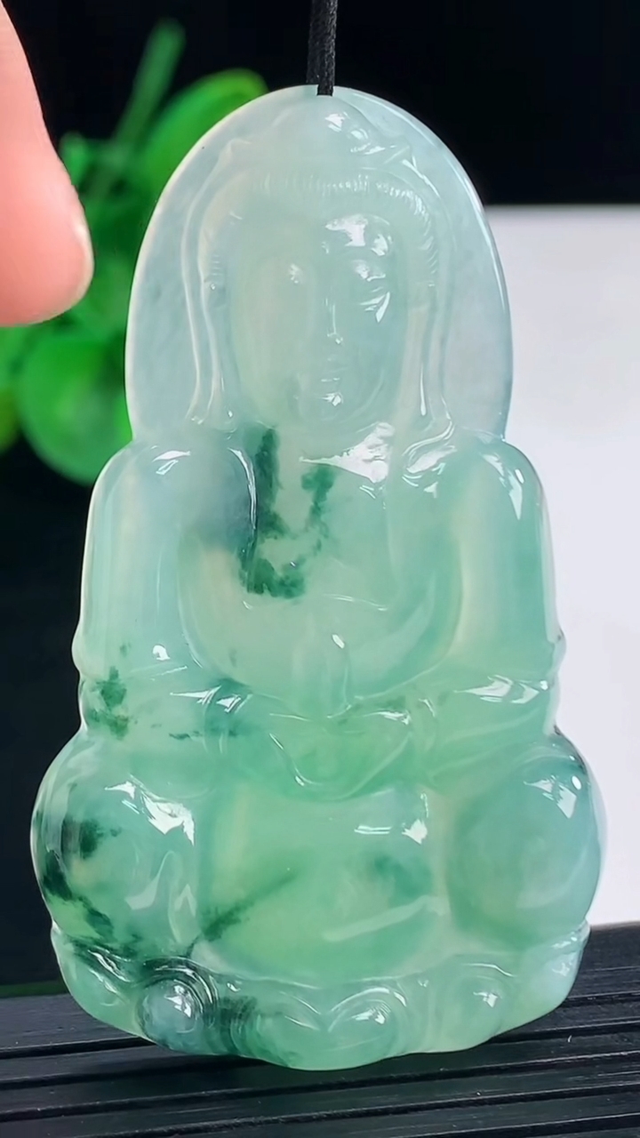 天然A货翡翠飘花观音菩萨吊坠尺寸59.5-35.7-6.1重量:22.12g
4月7日