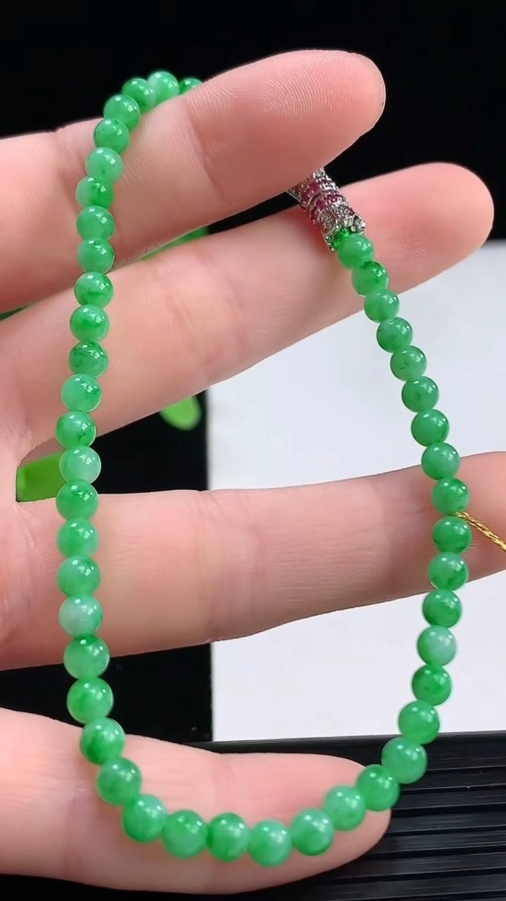 天然A货翡翠小米珠手串尺寸3.8-50颗重量:6.02g4月7日
工厂直销收藏佳品,种好水足，色泽均匀，有种有色，上手高大气！