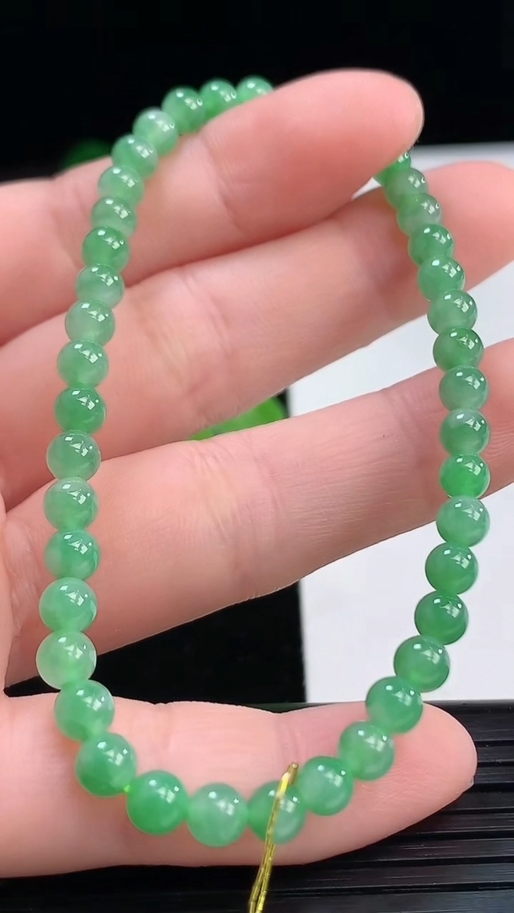 天然A货翡翠圆珠手串尺寸4.2-41颗重量:6.47g4月7日
工厂直销收藏佳品,种好水足，色泽均匀，有种有色，上手高大气！