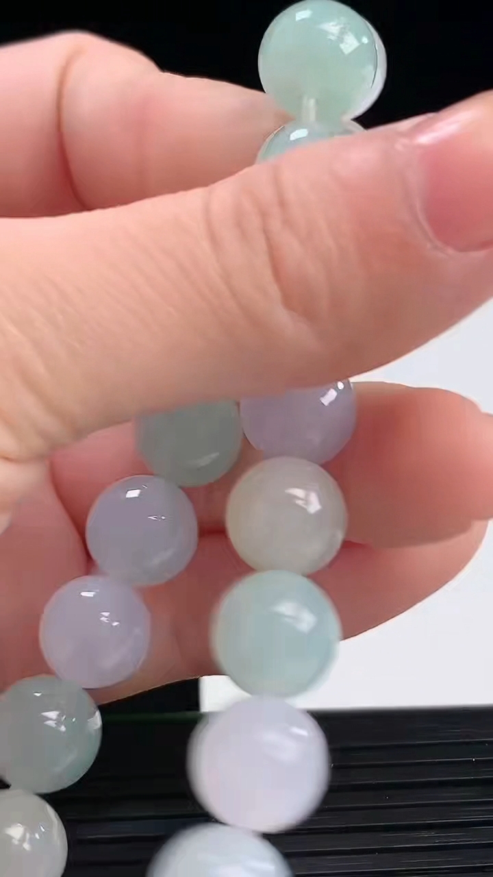 天然A货翡翠三彩圆珠手串尺寸9.7-19颗重量:32.52g4月7日
工厂直销收藏佳品,种好水足，色泽均匀，有种有色，上手高大气！