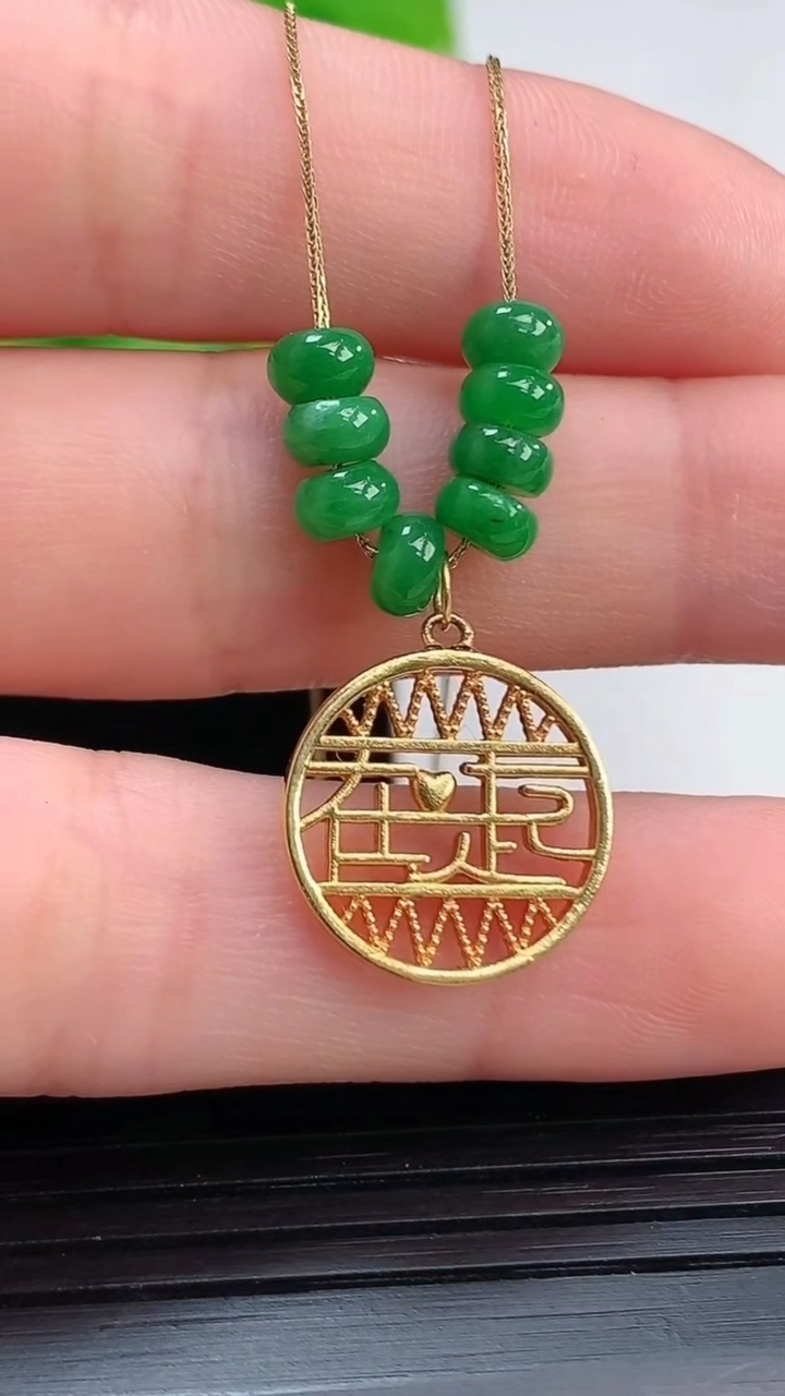 天然A货翡翠算盘珠吊坠尺寸4.5-2.3重量:1.91g
4月7日