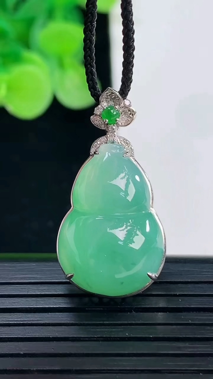 天然A货翡翠葫芦吊坠尺寸29.6-21-15.5-10重量:4.52g
4月7日