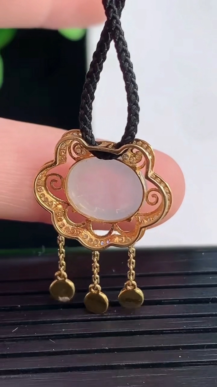 天然A货翡翠蛋面吊坠尺寸14.3-18-7.7裸石8.8-11重量:2.00g
4月7日