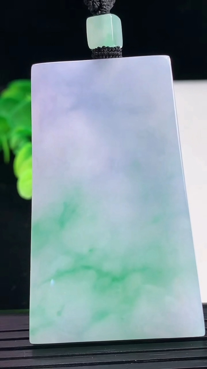 天然A货翡翠春带彩紫罗兰无事牌吊坠尺寸60-37.2-5.6重量:44.90g
4月7日