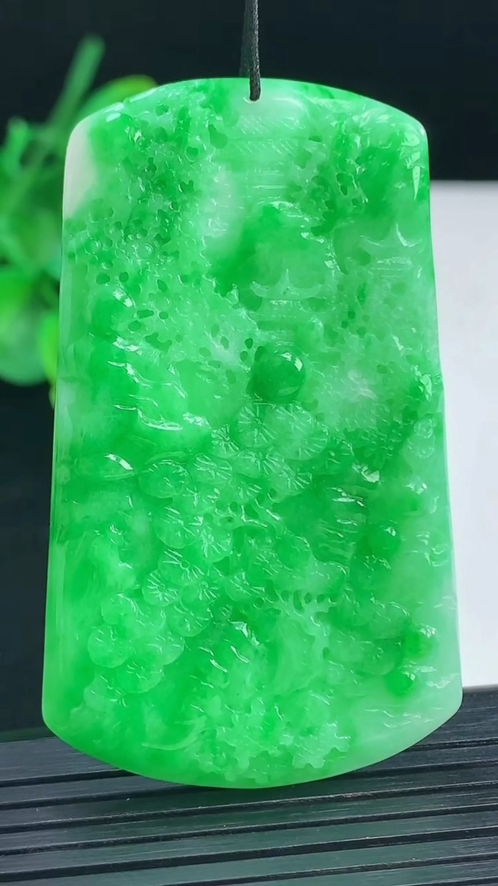 天然A货翡翠山水牌吊坠尺寸60.8-36.7-4.2重量:22.22g
4月7日