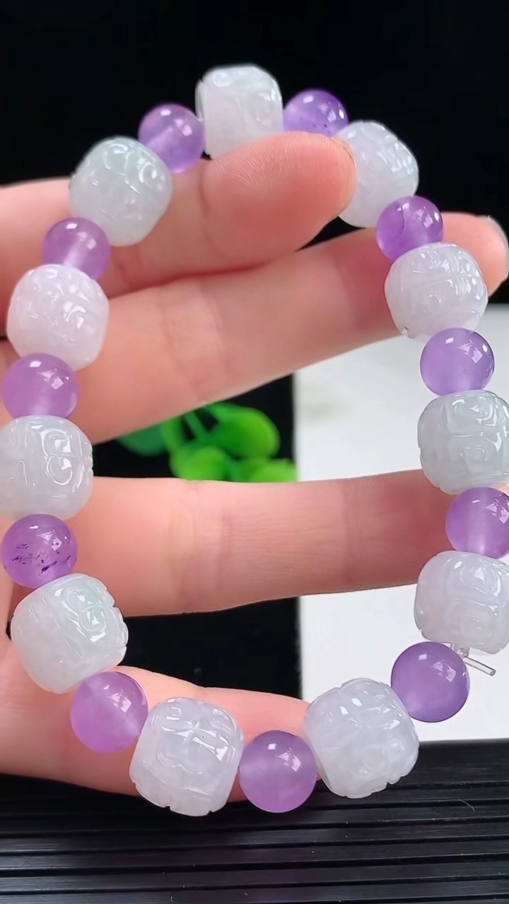 天然A货翡翠雕花路路通手串尺寸11-10.3重量:35.86g4月7日
工厂直销收藏佳品,种好水足，色泽均匀，有种有色，上手高大气！