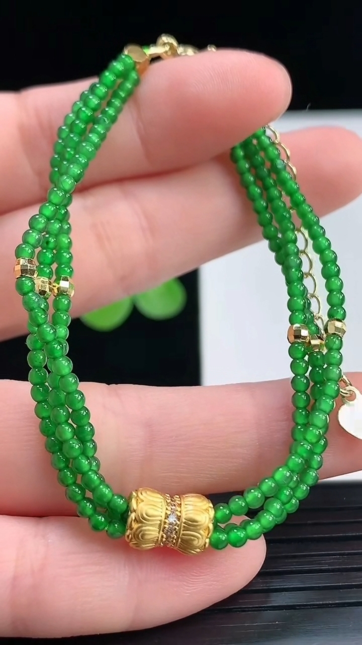 天然A货翡翠三排小米珠手串尺寸2.2重量:6.65g4月7日
工厂直销收藏佳品,种好水足，色泽均匀，有种有色，上手高大气！