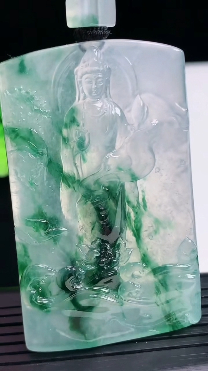 天然A货翡翠种飘花观音菩萨吊坠尺寸61.6-38.9-5.7重量:40.68g
4月7日