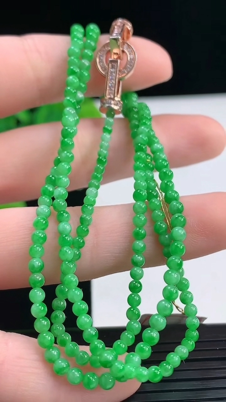 天然A货翡翠小米珠项链尺寸2.6-209颗重量:9.75g4月7日
工厂直销收藏佳品,种好水足，色泽均匀，有种有色，上手高大气！
